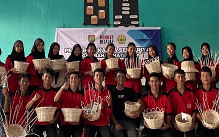 SMKN 1 Kuala Kapuas Adakan Pelatihan Karya Seni Kriya Berbahan Hati Rotan