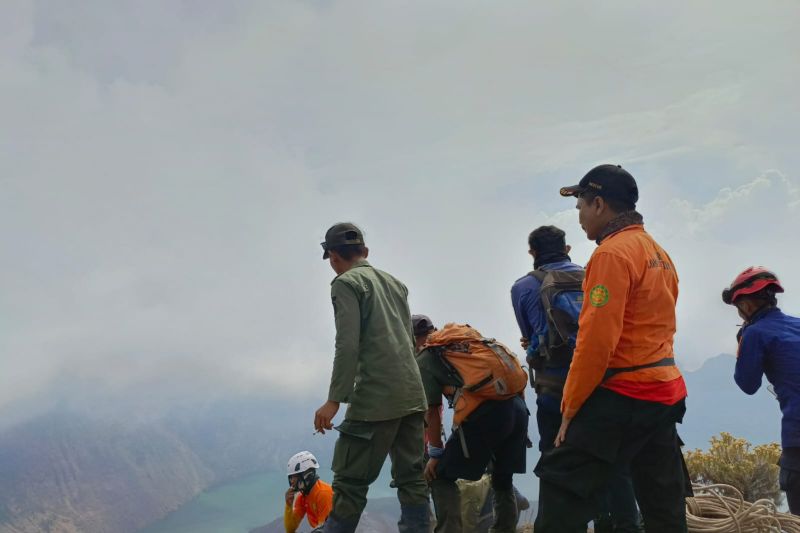 Tim SAR Mataram saat melakukan pencarian terhadap pendaki yang hilang di Gunung Rinjani, Lombok, Nusa Tenggara Barat, Rabu (02/10/2024) (ANTARA/HO-Humas Balai TNGR)