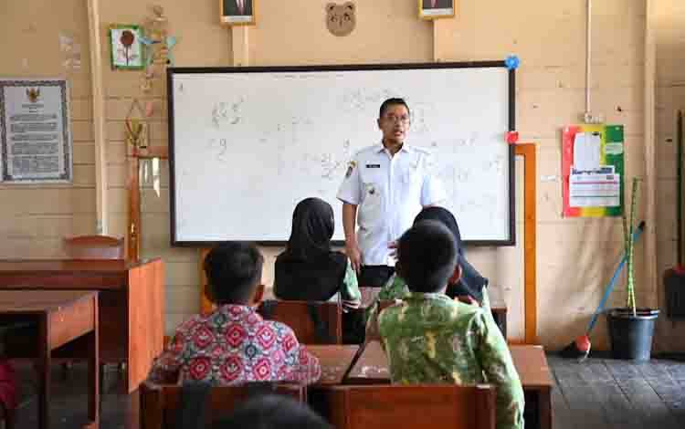 Penjabat Bupati Lamandau Kunjungi SD I Nanga Bulik dan Puskesmas Sematu Jaya