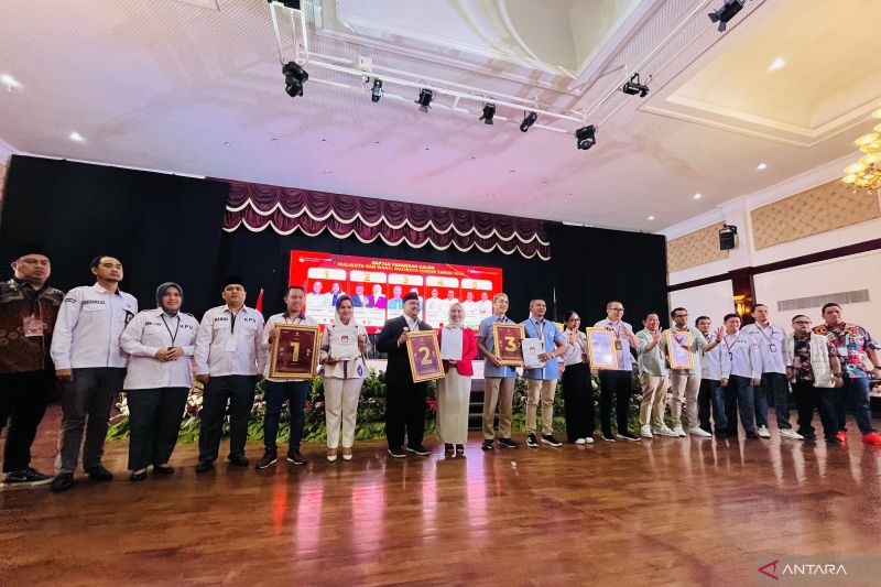 Lima paslon Wali Kota dan Wakil Wali Kota Bogor berfoto bersama komosioner KPU dan Bawaslu Kota Bogor usai pencabutan undian nomor urut paslon Pilkada Kota Bogor 2024, di Bogor, Senin (23/9/2024). ANTARA/Shabrina Zakaria