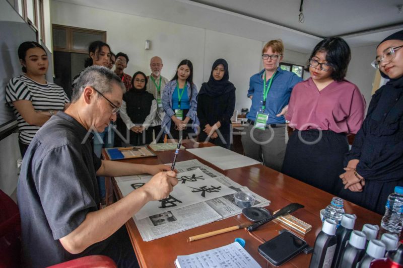 Ilustrasi - Kaligrafer dan pelukis China Mansheng Weng (kiri) mengajarkan kaligrafi China kepada peserta saat Konferensi International Association for Asian Studies (AAS)-in-Asia di Fakultas Filsafat, Universitas Gadjah Mada (UGM), Sleman, DI Yogyakarta, Rabu (10/7/2024). ANTARA FOTO/Andreas Fitri Atmoko/agr/Spt