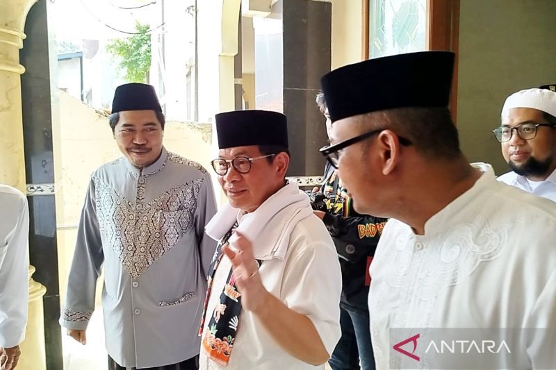 Calon Gubernur DKI Jakarta nomor urut 3, Pramono Anung mengunjungi makam KH. Zainuddin MZ, Jakarta, Rabu (2/10/2024) ANTARA/Luthfia Miranda Putri