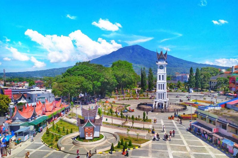 Taman Jam Gadang Kota Bukittinggi. Kota Bukittinggi memborong enam penghargaan peduli wisata award Ke-79 Sumatera Barat tahun 2024. Antara/Al Fatah