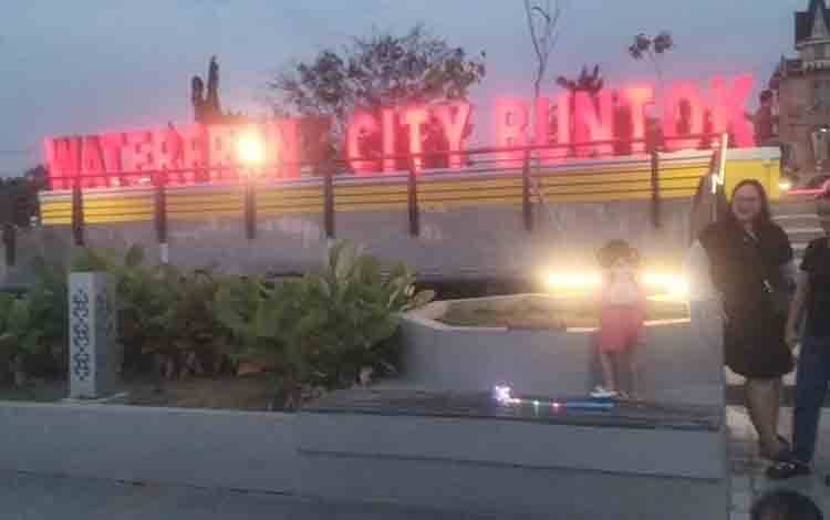Waterfront City Jadi Pilihan Tempat Santai Sore Hari di Kota Buntok