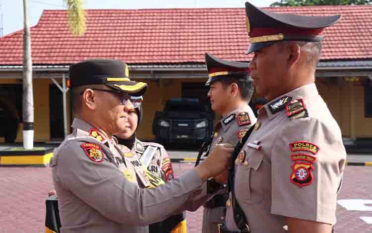 Kasat Reskrim Polres Kobar dan Kapolsek Pangkalan Banteng Berganti