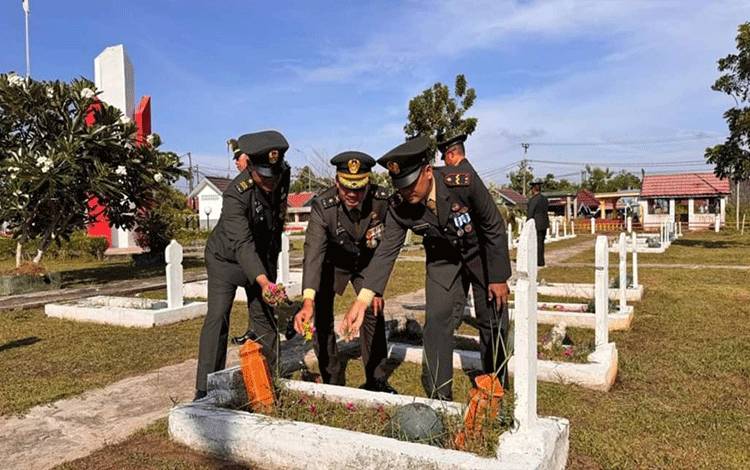 Kodim 1011 Kuala Kapuas Gelar Ziarah ke TMP Peringati HUT ke-79 TNI