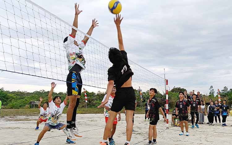 8 Tim Berlaga pada Hari Pertama Turnamen Voli HUT ke-55 Desa Simpang Bangkuang Barito Timur