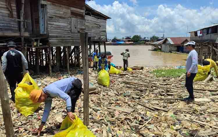 Dinas Lingkungan Hidup Palangka Raya Gelar Aksi Pungut Sampah di Kawasan Puntun
