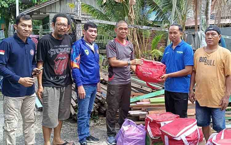 Dinsos PMD Barito Utara Serahkan Bantuan Korban Kebakaran