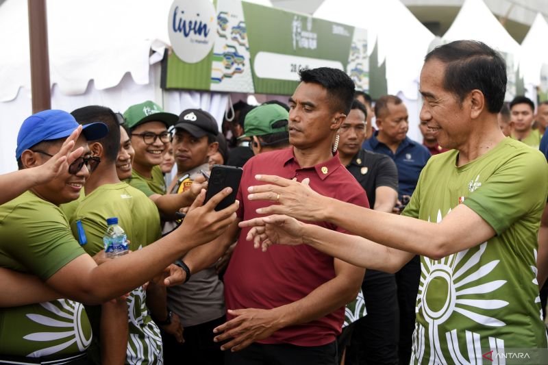 President Joko Widodo (Jokowi) interacts with residents at the Nusantara TNI Fun Run in the new capital Nusantara area, East Kalimantan, on Sunday (October 6, 2024). ANTARA FOTO/M Risyal Hidayat/foc.