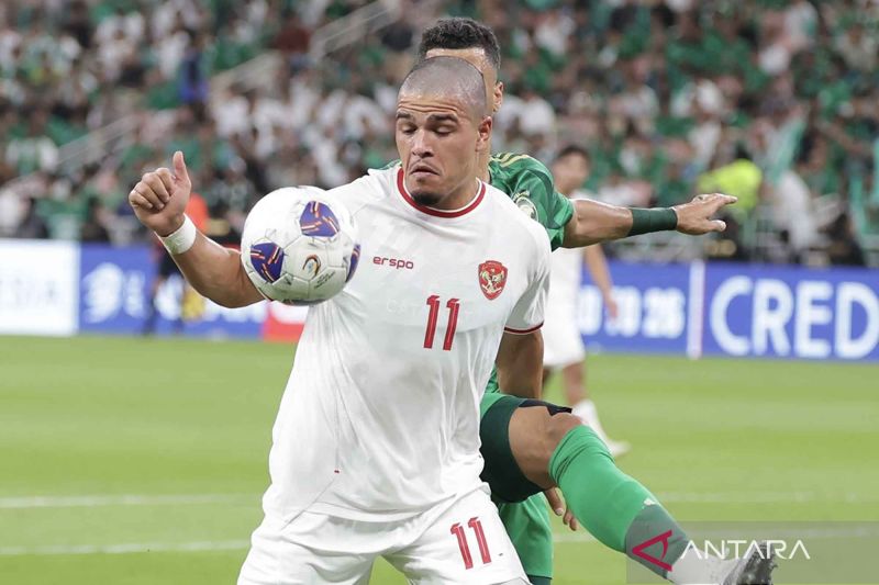 Pesepak bola Timnas Indonesia Ragnar Oratmangoen (depan) melindungi bola dari pesepak bola Arab Saudi pada pertandingan babak pertama laga Grup C putaran ketiga Kualifikasi Piala Dunia 2026 zona Asia di Stadion King Abdullah Sports City, Jeddah, Arab Saudi, Jumat (6/9/2024) dini hari. Pertandingan berakhir imbang dengan skor 1-1. ANTARA FOTO/HO-PSSI/YU