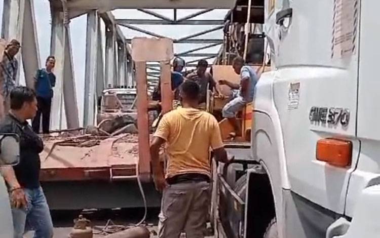 Dua Truk Alat Berat Tersangkut di Jembatan Bejarum Kotim Sebabkan Kemacetan