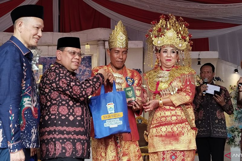 Pemerintah Kota Palembang, Sumatera Selatan membuatkan buku nikah untuk 81 pasangan suami istri (pasutri) secara gratis.  (ANTARA/ M Imam Pramana)
