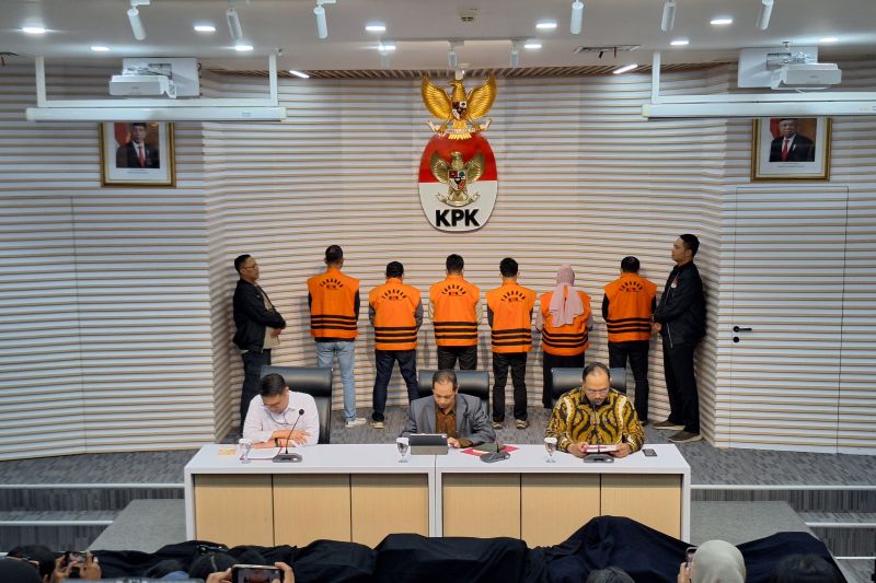 KPK hadirkan enam orang yang terjaring dalam operasi tangkap tangan (OTT) di Provinsi Kalimantan Selatan dalam konferensi pers di Gedung Merah Putih KPK, Jakarta Selatan, Selasa (8/10/2024). ANTARA/Fianda Sjofjan Rassat