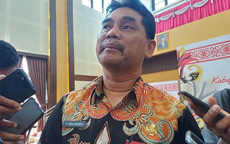 Pjs Bupati Dorong Program Kalteng Bercahaya untuk Desa Tanpa Listrik di Kotim