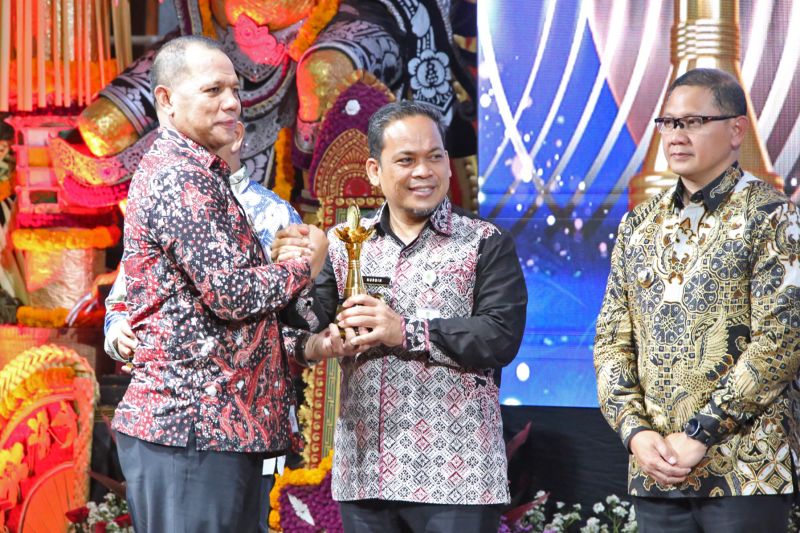 Pj Wali Kota Tangerang Nurdin (tengah)  menerima penghargaan pada acara Temu Karya Nasional dan Penganugerahan Desa dan Kelurahan Berprestasi Tahun 2024 yang berlangsung di Gedung Ksirarnawa, Kompleks Art Center Bali, Selasa (8/10/2024). ANTARA/HO-Pemkot Tangerang