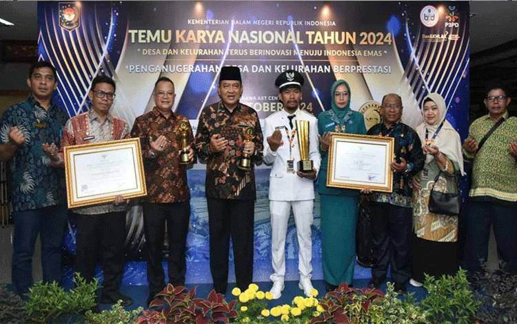 Pj Bupati Kobar Menerima Penghargaan Upakarya Wanua Nugraha dari Mendagri