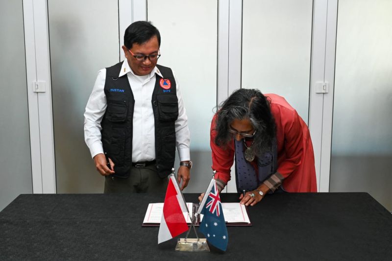 Wakil Duta Besar Australia untuk Indonesia Gita Kamath (kanan) bersama Sekretaris BNPB Rustian saat melakukan penandatanganan perpanjangan kontrak program kerja sama siap siaga pada momen peringatan Bulan Pengurangan Risiko Bencana (PRB), di Banda Aceh, Rabu (9/10/2024) (ANTARA/HO-BNPB)