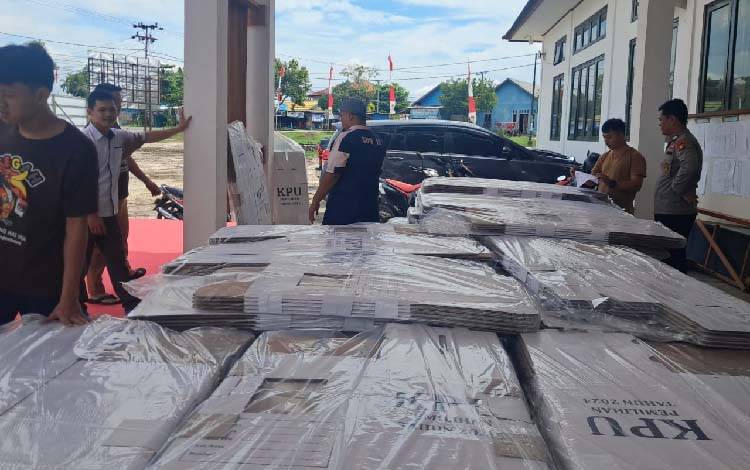Ratusan Kotak Suara Sudah Tiba di KPU Gunung Mas