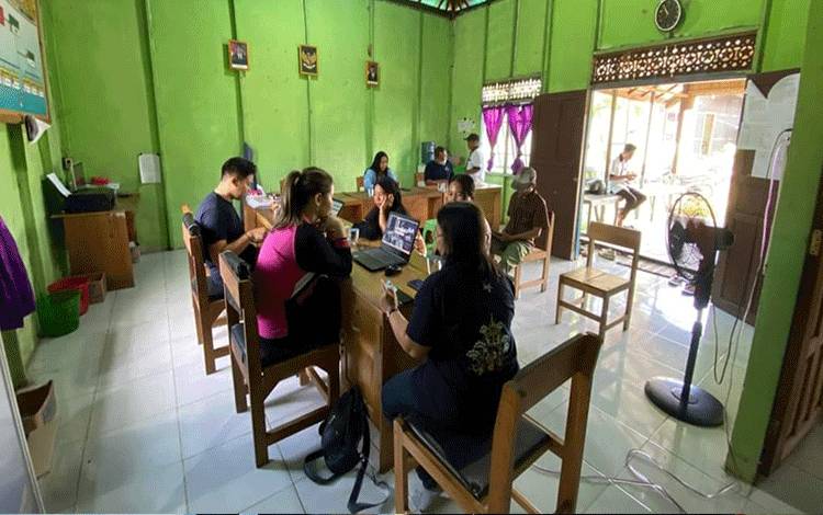 Disdukcapil Kapuas Jemput Bola Aktifkan IKD di Dua Desa
