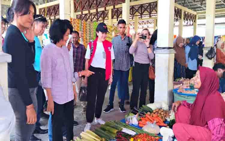 Serap Aspirasi Masyarakat, Paslon Taty-Joni Blusukan Ke Pasar Tradisional