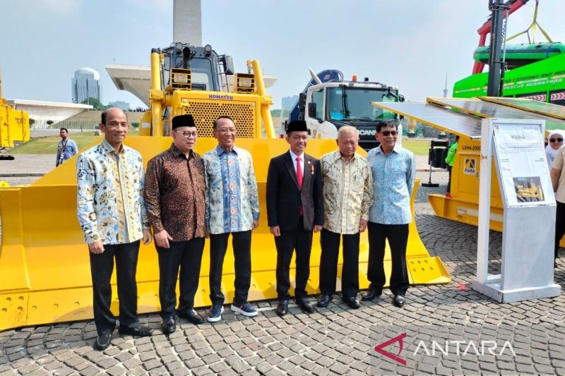 Menteri Energi dan Sumber Daya Mineral (ESDM) Bahlil Lahadalia berfoto bersama dengan mantan menteri ESDM dalam peringatan Puncak Hari Jadi Pertambangan dan Energi Ke-79 di Jakarta, Kamis (10/10/2024). ANTARA/Aji Cakti