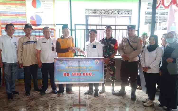 BLT DD di Desa Anjir Mambulau Timur Dibagikan