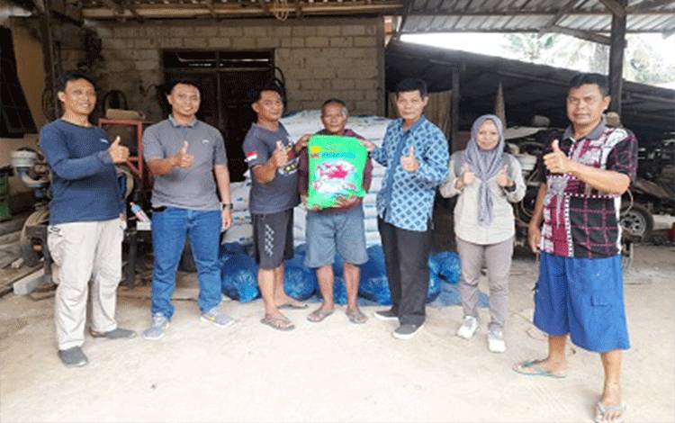 Belasan Kelompok Pokdakan se-Kobar Dapat Bantuan Benih Ikan