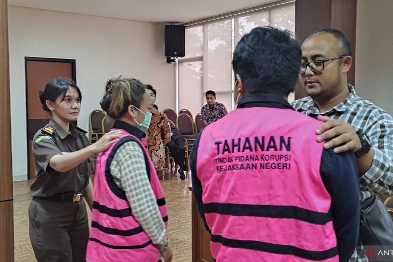 Dua tersangka kasus korupsi dana penyaluran Kredit Usah Rakyat (KUR) dipamerkan tim kejaksaan negeri (Kejari) Tangerang Selatan. (Azmi Samsul Maarif)