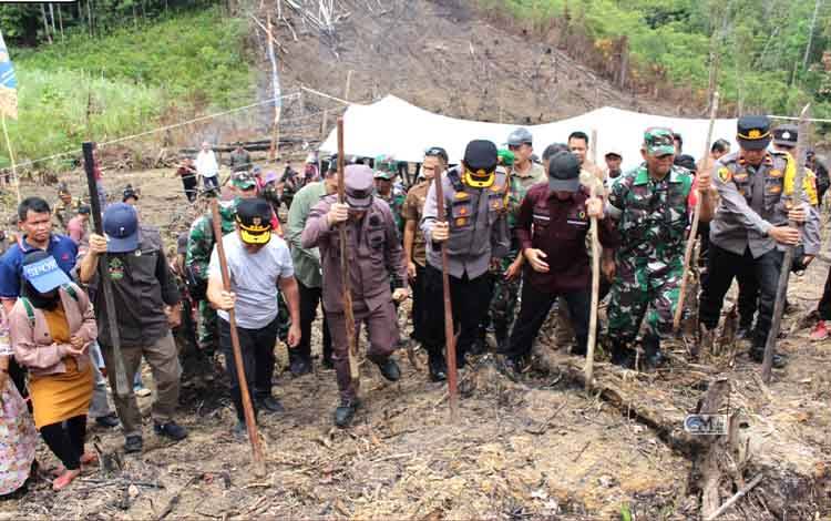 Pj Bupati Mura dan Gubernur Kalteng Tanam Padi Gogo untuk Perkuat Ketahanan Pangan