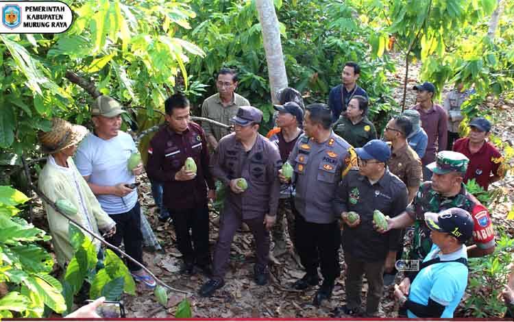 Gubernur Kalteng Berikan Dukungan Pupuk untuk Petani Kakao di Murung Raya