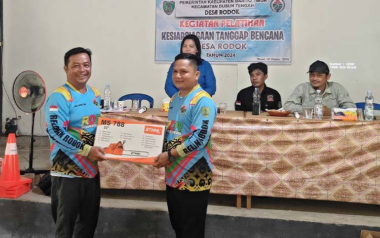 Pemdes Rodok Barito Timur Serahkan Bantuan Mobil Pemadam Kebakaran ke Relawan