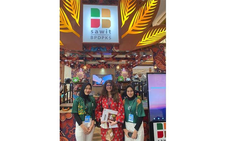 Warga Negara Asing Antusias Kunjungi Booth BPDPKS di Inacraft 2024