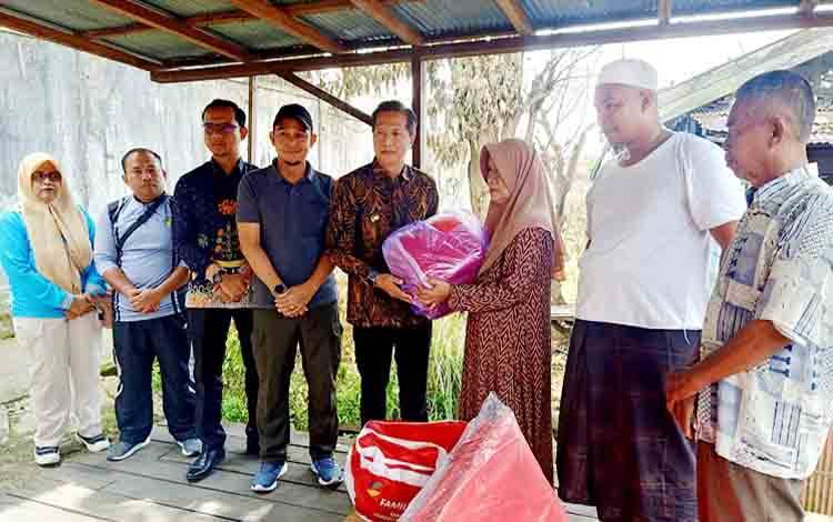Pj Bupati Barito Utara Serahkan Bantuan Korban Kebakaran di Jalan Beringin