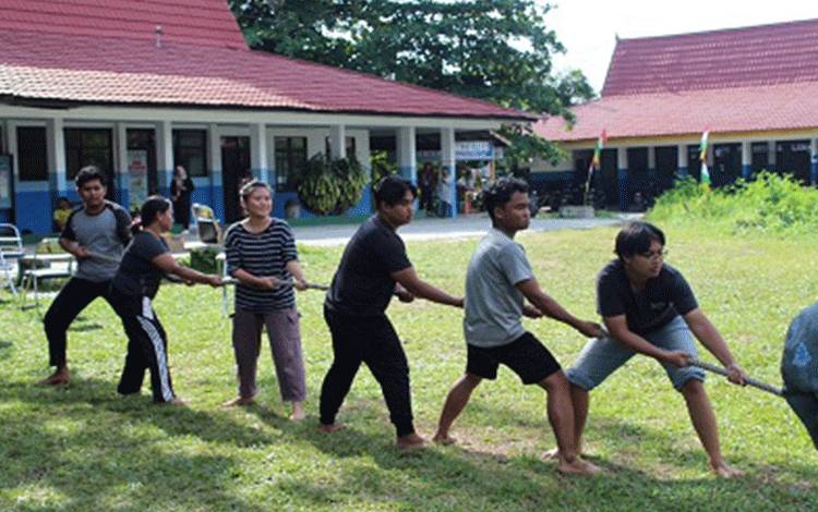 Semangat Sportivitas di Lomba Volly dan Tarik Tambang Bulan Bahasa PBSI FKIP UPR