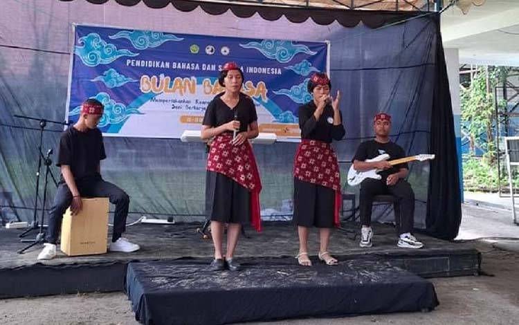 Kreativitas Siswa dalam Musikalisasi Puisi di Bulan Bahasa PBSI FKIP UPR