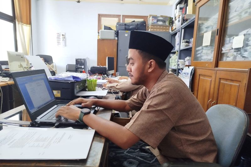 Pemerintah Kabupaten Ponorogo Wajibkan Pakaian Santri untuk ASN