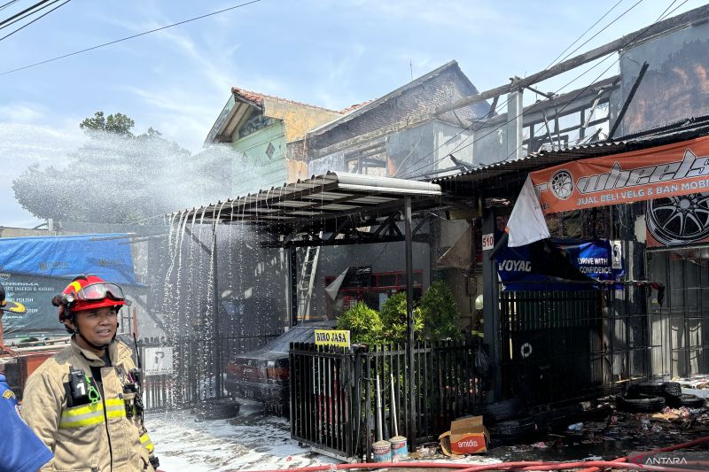 Kebakaran Hanguskan Kontrakan 13 Pintu di Bandung, Tidak Ada Korban