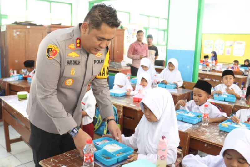 Polres Tasikmalaya Gelar Makan Siang Gratis untuk Pelajar