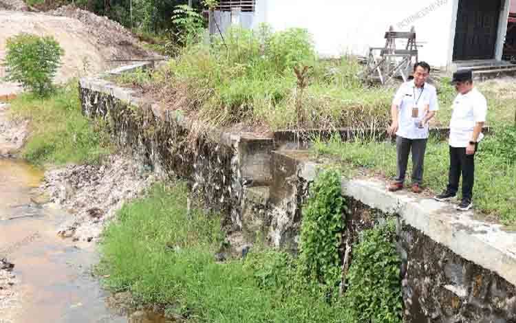 Pemkab Gunung Mas Bangun Perkuatan Tebing Sungai Nyaharum untuk Mengendalikan Banjir