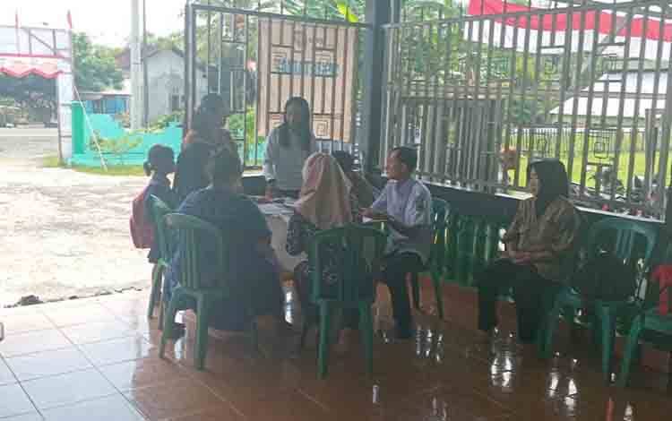 Tim Dinas Dukcapil Kapuas Jemput Bola Pelayanan Pencatatan Sipil