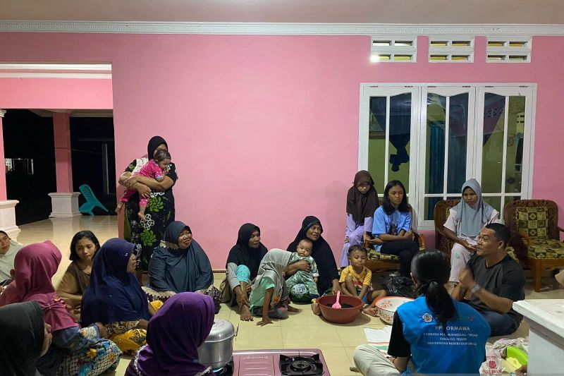 Mahasiswa UNG Latih Warga Olah Limbah Jagung Jadi Arang Briket