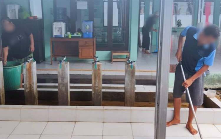 WBP Bersihkan Tempat Ibadah di Area Rutan Kapuas