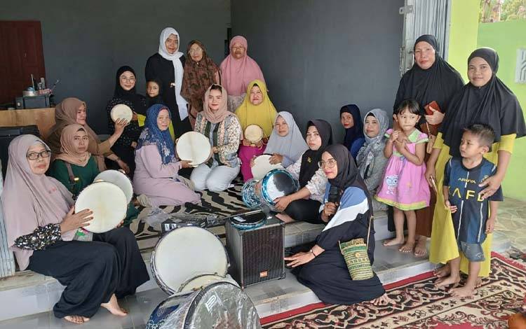 KNPI Barito Timur Bantu Alat Musik untuk Grup Habsyi di Desa Magantis