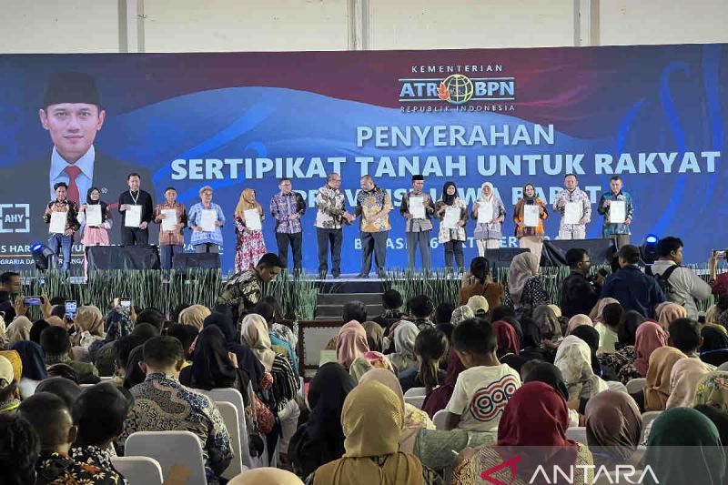 Kementerian ATR Serahkan 3.256 Sertifikat Tanah di Jabar