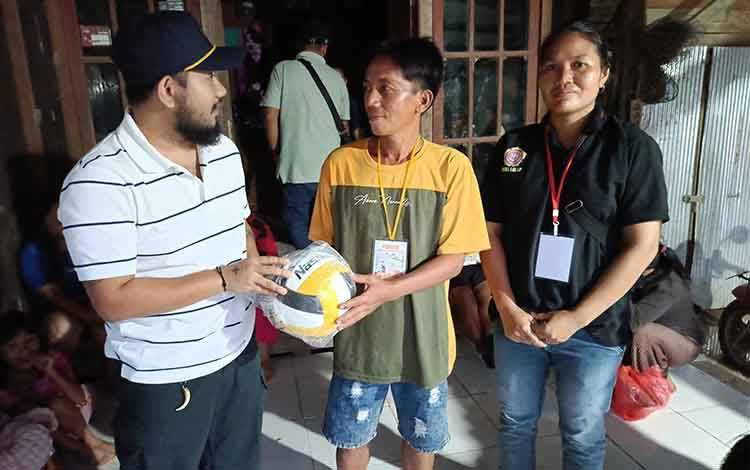 Ketua KNPI Barito Timur Serahkan Bantuan Bola pada Turnamen Voli HUT Ke-16 Desa Lalap
