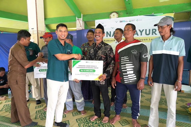 Petrokimia Gresik Salurkan Bantuan untuk Nelayan di Lumpur