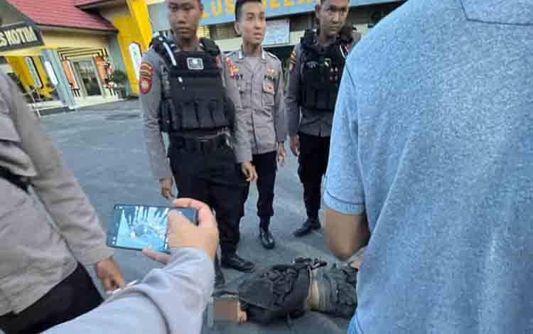 Seorang Pria Diamankan Warga setelah Nekad Rampas Motor sambil Membawa Senjata Tajam