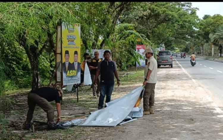 Satpol PP Palangka Raya Tertibkan 242 APK Kedaluwarsa