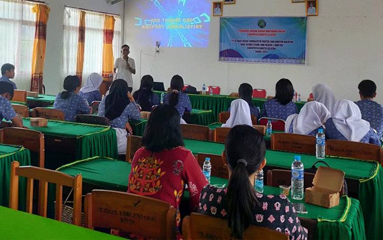 IWO Kenalkan Dasar Jurnalistik ke Siswa SMK Negeri 1 Buntok